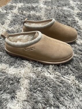 Koolaburra women’s Tan Suede Fleece-Lined Slippers